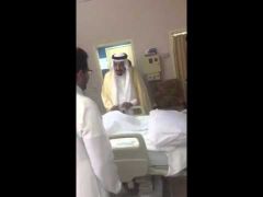 بالفيديو.. الملك سلمان يزور رئيس تعليم البنات سابقاً بالمستشفى ويطمئن على صحته