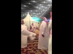 بالفيديو: الأمير “خالد بن طلال” يؤدي عرضة السامري في زواج نجله سعود