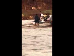 بالفيديو.. شباب ينقذون معلمات من الغرق بعد محاصرة السيول لحافلتهم بحائل