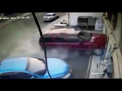 شاهد … فيديو مرعب لسيارة تقتحم صالون حلاقة وتقتل شخصين بمكة