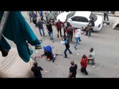 بالفيديو: رجل يذبح زوجته في الشارع أمام المارة .. وهذا ما جرى له