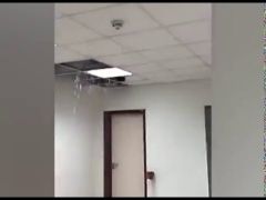 بالفيديو.. تسرب مياه من سقف مستشفى الملك فهد بالهفوف يحدث فوضى بعدد من الأقسام