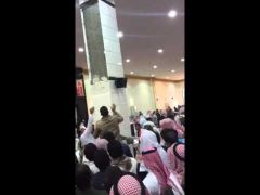 بالفيديو.. مصلون يفاجأون بسقوط رخامة عليهم أثناء صلاة الجمعة في مسجد بعفيف