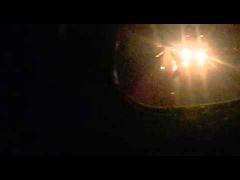 بالفيديو … قائد شاحنة متهور يسير على الجنط وسط تطاير الشرر
