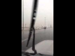 بالفيديو : لحظات صعبة.. البرق يضرب السيارات ويقلبها على الطرق السريعة