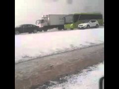 بالفيديو … شاهد لحظات تساقط الثلوج على طريق مكة- المدينة