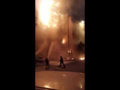 بالفيديو.. حريق بمحطة كهرباء بمكة يمتد إلى محل تجاري ومبنى مكون من 10 أدوار