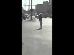 بالفيديو.. مقيم آسيوي ينظم حركة السير بأحد شوارع بريدة بعد تعطل إشارة المرور