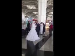 بالفيديو … “زفة كدادين” لعروسين مصريين في مطار المدينة