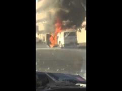 شاهد … لحظة اشتعال النيران بسيارة “ساهر” في تبوك