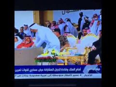 بالفيديو .. محمد بن زايد يقطع حديثه لفتح قارورة المياه للملك سلمان