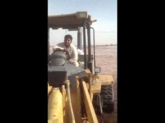 بالفيديو.. السيول تحتجز حافلة ركاب في «بحرة مكة»