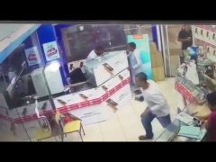 بالفيديو … شاب يسرق جوالاً ويهرب من أحد المحال
