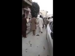 بالفيديو … مضاربة عنيفة بين عمالة باكستانية بالرياض