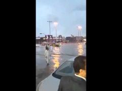 بالفيديو.. “شلالات” و”قوارب” في شوارع الرياض