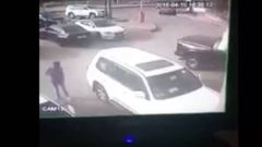 بالفيديو … لحظة سرقة حقيبة من سيارة بالرياض
