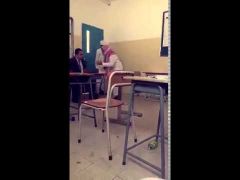 تعليم الرياض: التحقيق في ملابسات استهزاء طلاب بمعلمهم داخل الفصل (فيديو)