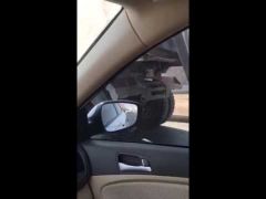 بالفيديو.. مواطن بينبع يوثق تهوُّر سائق “شاحنة” قام بربط الباب الخلفي بسلسلة