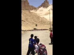 بالفيديو .. انهيار جبلي جوار مدرسة في الحريق