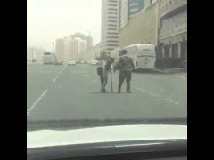 بالفيديو.. رجل أمن يوقف السير في شارع عام ليساعد مسنا على عبوره