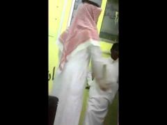 بالفيديو.. معلم يضرب تلاميذه بعصا غليظة