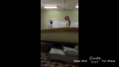 طالب يوثق اعتداء وكيل مدرسة على زميله في الرياض