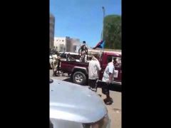 بالفيديو.. اختطاف رجل أعمال يمني تحت تهديد السلاح في أحد شواع عدن