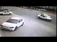 بالفيديو.. هروب قائد سيارة متهور بعد اصطدامه بأخرى متوقفة