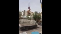 بالفيديو : مواطن يدخل ناقته إلى سطح منزله بواسطة ”رافعة”