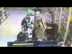 بالفيديو.. ملثم يعبث بمحتويات صيدلية بالخرج بحثا عن أموال لسرقتها ثم يضطر للهرب