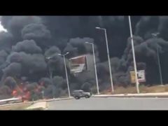بالفيديو .. حريق هائل في ناقلة وقود بجازان وتضرر عدة مركبات