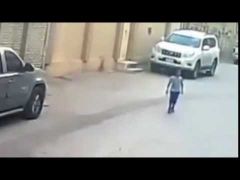 بالفيديو.. لص يسرق قطعة ميكانيكية من سيارة متوقفة أمام منزل بالرياض