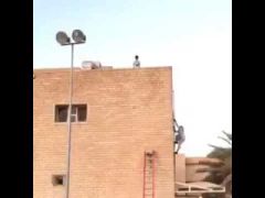 بالفيديو.. شاب ينقذ طفلاً من السقوط من أعلى سطح منزل