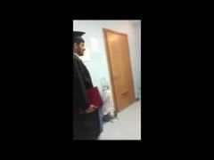فيديو مؤثر لمبتعث يبشر والده بتخرجه وهو في غيبوبة بعد أسبوعين من وفاة والدته