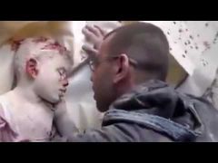 بالفيديو: رسالة مبكية لأب سوري مودعاً ابنه بعد استشهاده في غارة