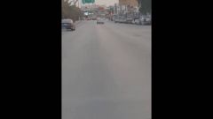 بالفيديو: متهور يمارس التفحيط في شارع رئيسي بالرياض