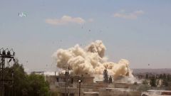 شاهد … النظام السوري يقصف سكان داريا بعشرات البراميل المتفجرة