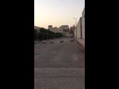 نشطاء يتناقلون مقطع فيديو لمواطن أغلق شارعا خلفيا لقصره بالرياض