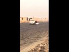 بالفيديو .. لحظة سقوط راكب بطريقة مروعة من سيارة مفحط