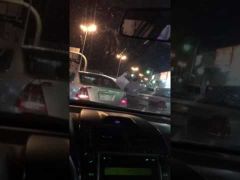 بالفيديو .. مشاجرة وتبادل لكمات بين مواطن ومقيم بسبب موقف للسيارات
