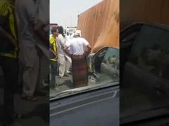 بالفيديو.. نجاة سائق من موت محقق بعدما انقلبت شاحنة على سيارته وسحقتها