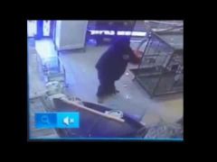 بالفيديو.. سيدة تغافل بائع محل حيوانات وتسرق عصفورين
