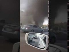 بالفيديو.. النيران تلتهم حافلة أحد المستشفيات على طريق الملك فهد بالرياض