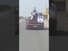 بالفيديو.. طلاب يتكدسون على سقف سيارة صغيرة في طريقهم إلى المدرسة بجازان