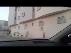 بالفيديو.. مواطن يصور سكنا أُقفلت نوافذه بصفائح من حديد.. و”الدفاع المدني” يزيلها