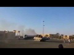 فيديو طريف لجنود بالمقاومة اليمنية يمارسون التفحيط بدبابة