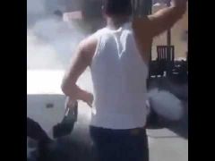 بالفيديو.. شاب مصري يشعل النار في جسده بسبب غلاء الأسعار