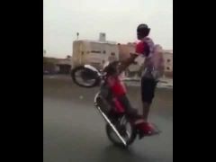 فيديو متداول.. نهاية مروعة لشاب يستعرض بدراجته النارية على طريق «الحرمين-جدة»