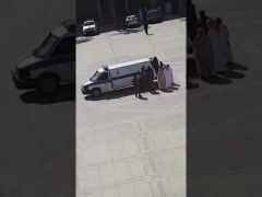 بالفيديو : لحظة العفو عن قاتل في ساحة القصاص..شاهد ردة فعله المفاجئة