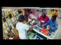 بالفيديو … بائع محل جوالات يتعرض لخدعة من زبون كلفته 500 ريال